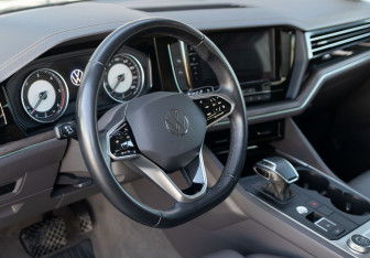 Подержанный автомобиль Volkswagen Touareg 2021 года (11 фото)