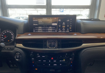 Подержанный автомобиль Lexus LX 2016 года (16 фото)