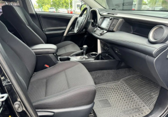 Подержанный автомобиль Toyota RAV4 2018 года (11 фото)