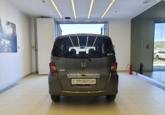 Подержанный автомобиль Honda Freed 2011 года (5 фото)