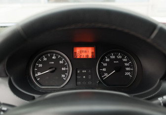 Подержанный автомобиль Renault Sandero 2013 года (12 фото)