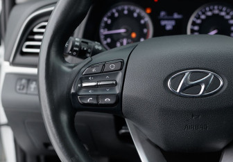 Подержанный автомобиль Hyundai Elantra Sedan 2019 года (12 фото)