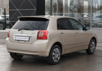 Подержанный автомобиль Toyota Allex 2002 года (5 фото)