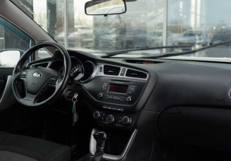 Подержанный автомобиль Kia Ceed Hatchback 2014 года (10 фото)