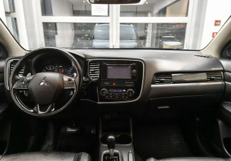 Подержанный автомобиль Mitsubishi Outlander 2016 года (9 фото)
