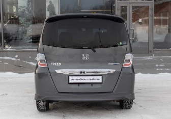 Подержанный автомобиль Honda Freed 2012 года (6 фото)