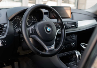 Подержанный автомобиль BMW X1 2013 года (11 фото)