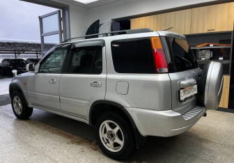 Подержанный автомобиль Honda CR-V 2000 года (7 фото)