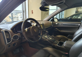 Подержанный автомобиль Porsche Cayenne 2012 года (7 фото)