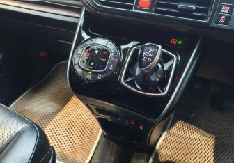 Подержанный автомобиль Toyota Esquire 2016 года (15 фото)