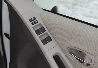 Подержанный автомобиль Toyota Vitz 2009 года (15 фото)