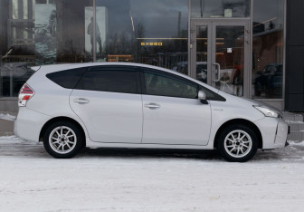 Подержанный автомобиль Toyota Prius Alpha 2015 года (4 фото)