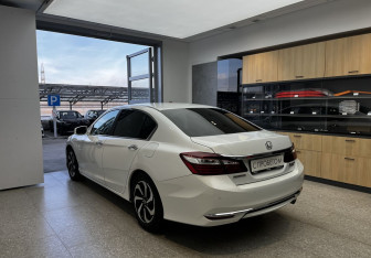 Подержанный автомобиль Honda Accord Sedan 2017 года (7 фото)