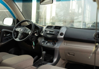 Подержанный автомобиль Toyota RAV4 2007 года (10 фото)