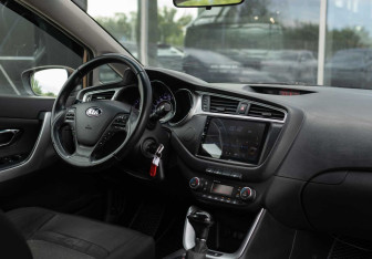 Подержанный автомобиль Kia Ceed Wagon 2017 года (10 фото)
