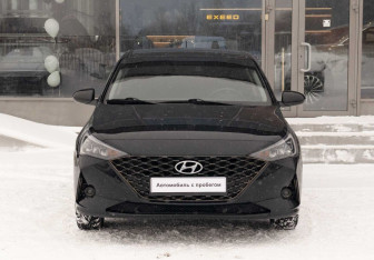 Подержанный автомобиль Hyundai Solaris Sedan 2021 года (2 фото)