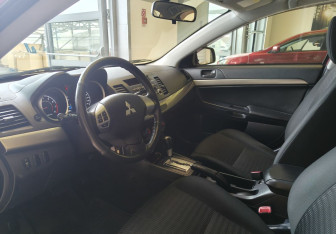 Подержанный автомобиль Mitsubishi Lancer Sedan 2012 года (7 фото)