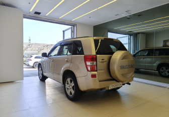 Подержанный автомобиль Suzuki Grand Vitara 2006 года (6 фото)