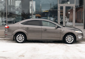 Подержанный автомобиль Ford Mondeo Liftback 2012 года (4 фото)