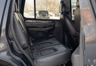 Подержанный автомобиль Ford Explorer 2005 года (17 фото)