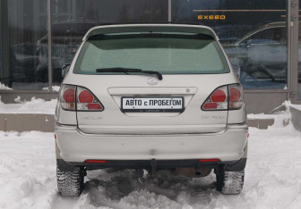 Подержанный автомобиль Lexus RX 2001 года (6 фото)