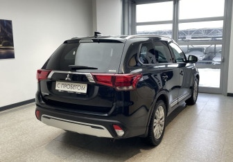 Подержанный автомобиль Mitsubishi Outlander 2021 года (5 фото)