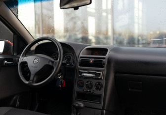 Подержанный автомобиль Opel Astra Hatchback 2002 года (10 фото)