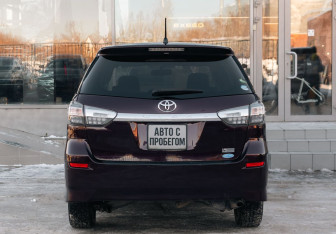 Подержанный автомобиль Toyota Wish Minivan 2013 года (6 фото)