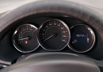 Подержанный автомобиль Renault Sandero 2016 года (12 фото)