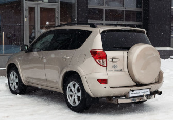 Подержанный автомобиль Toyota RAV4 2007 года (7 фото)