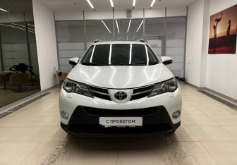 Подержанный автомобиль Toyota RAV4 2015 года (2 фото)