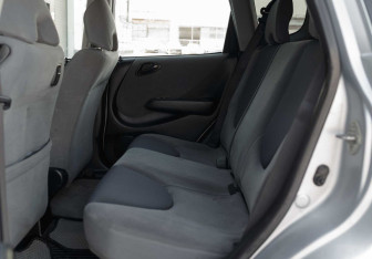 Подержанный автомобиль Honda Fit 2001 года (16 фото)