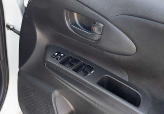 Подержанный автомобиль Toyota Wish Minivan 2013 года (15 фото)