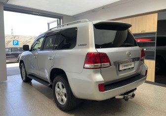 Подержанный автомобиль Toyota Land Cruiser Suv 2011 года (9 фото)