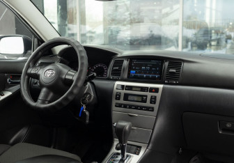 Подержанный автомобиль Toyota Corolla Sedan 2005 года (10 фото)