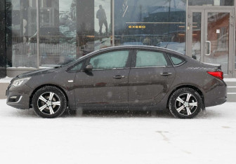 Подержанный автомобиль Opel Astra Sedan 2012 года (8 фото)