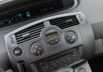 Подержанный автомобиль Renault Scenic 2007 года (13 фото)