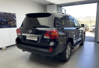 Подержанный автомобиль Toyota Land Cruiser Suv 2014 года (4 фото)