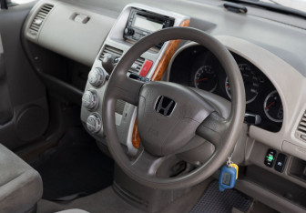 Подержанный автомобиль Honda Mobilio 2002 года (11 фото)