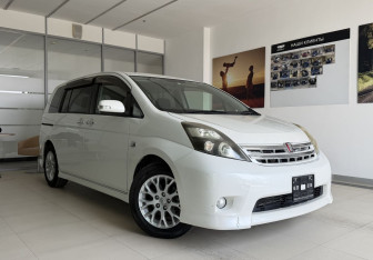 Подержанный автомобиль Toyota ISis 2010 года (3 фото)