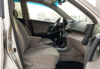 Подержанный автомобиль Toyota RAV4 2007 года (20 фото)