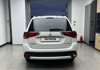 Подержанный автомобиль Mitsubishi Outlander 2015 года (5 фото)