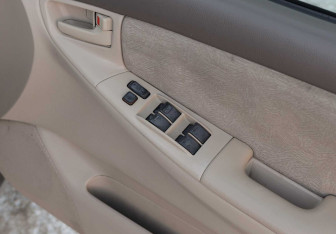 Подержанный автомобиль Toyota Corolla Sedan 2001 года (14 фото)