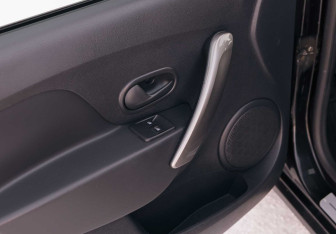 Подержанный автомобиль Renault Sandero 2016 года (15 фото)