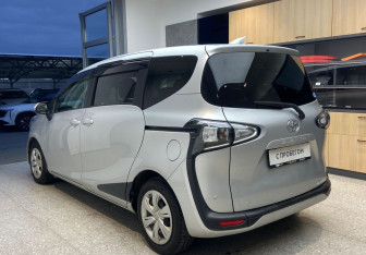Подержанный автомобиль Toyota Sienta 2018 года (7 фото)