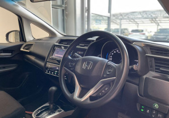 Подержанный автомобиль Honda Fit 2018 года (11 фото)