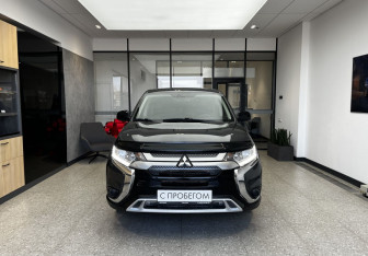 Подержанный автомобиль Mitsubishi Outlander 2018 года (2 фото)