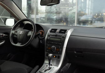 Подержанный автомобиль Toyota Corolla Sedan 2013 года (10 фото)