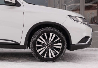 Подержанный автомобиль Mitsubishi Outlander 2019 года (9 фото)