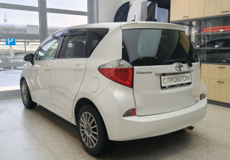 Подержанный автомобиль Toyota Ractis 2011 года (7 фото)